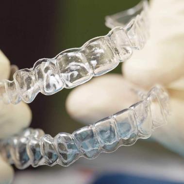 invisalign na mão do dentista