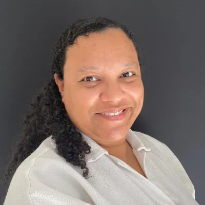elaine-ladeia-recepcionista-administrativa-algarve-clinica-atelier-do-sorriso-almancil