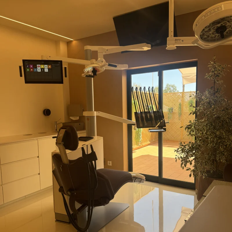 por do sol sala clinica atelier do sorriso algarve .webp