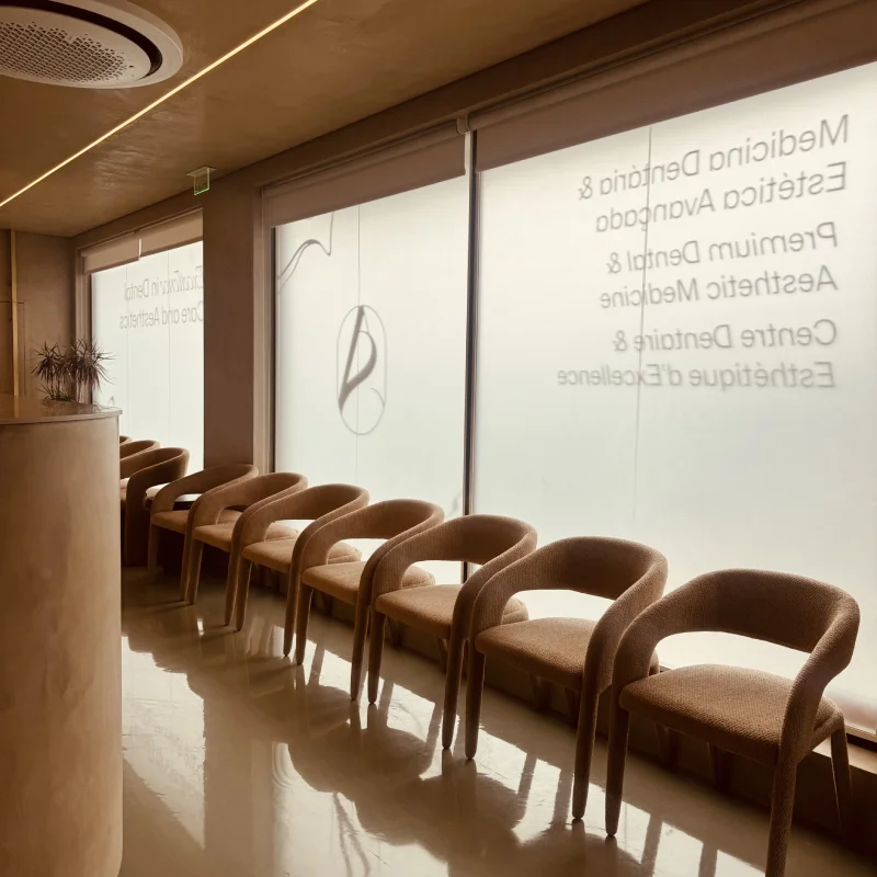 recepcao renovada clinica atelier do sorriso almancil.webp